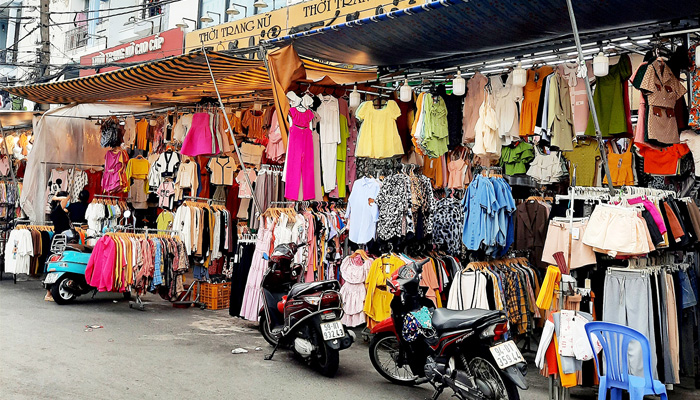 Nhập quần áo tại chợ Hạnh Thông Tây