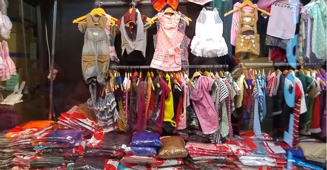 Quần áo trẻ em tại chợ đầu mối Việt Nam