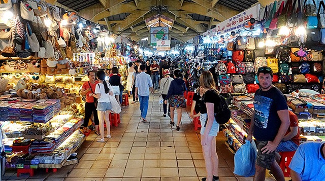 Nhập hàng giày tại chợ đầu mối Việt Nam