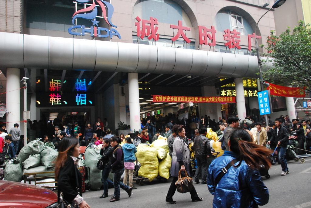 Nhập hàng áo phao nữ Trung Quốc tại chợ đầu mối
