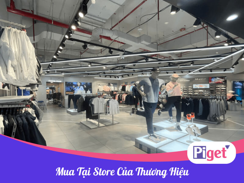 Mua hàng thời trang tại store của thương hiệu